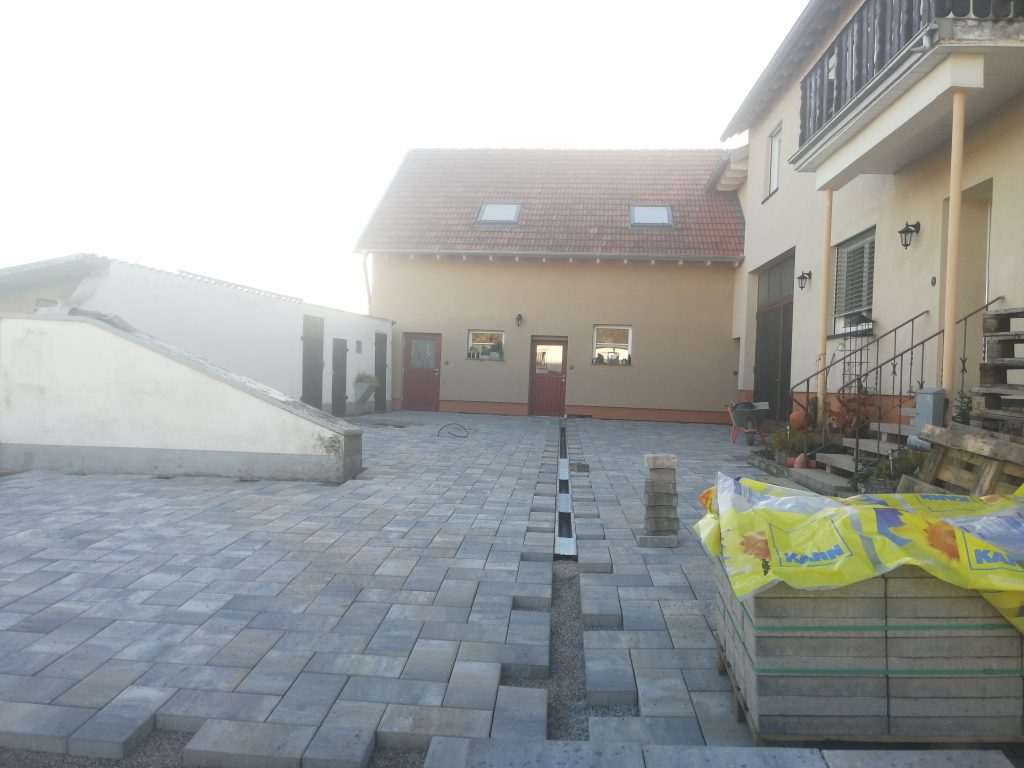 Renovierung eines 3-Seiten-Hofes und Stellplatzes